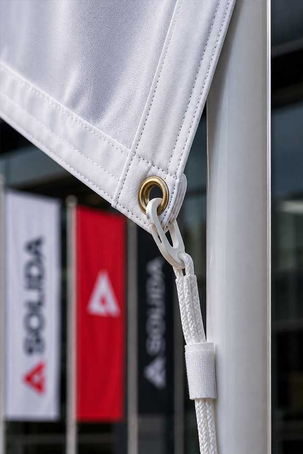 Detalj profesionalne izrade zastave sa ojačanim šavom, ringlom i elementom za kačenje