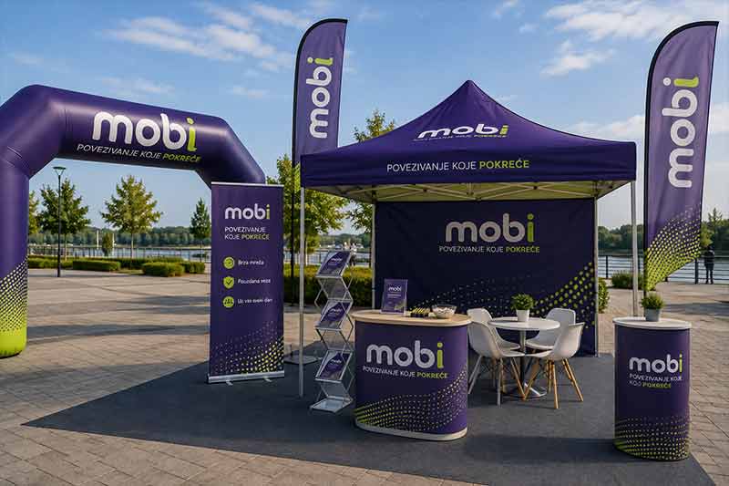 Kompletna outdoor promo zona sa brendiranim promo šatorom, reklamnom kapijom, zastavama i promo pultovima